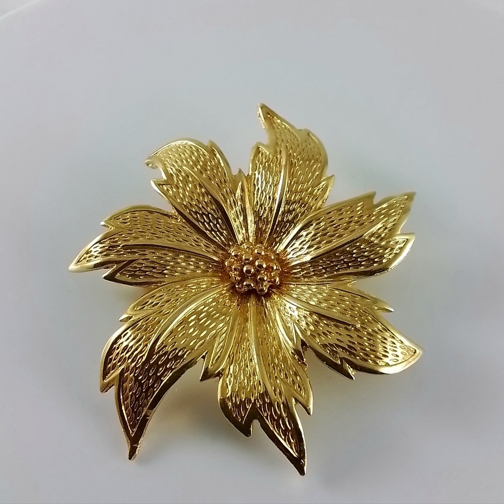 Vintage Dorlan Signed And Numbered Gold Plated Poinsettia Floral Brooch